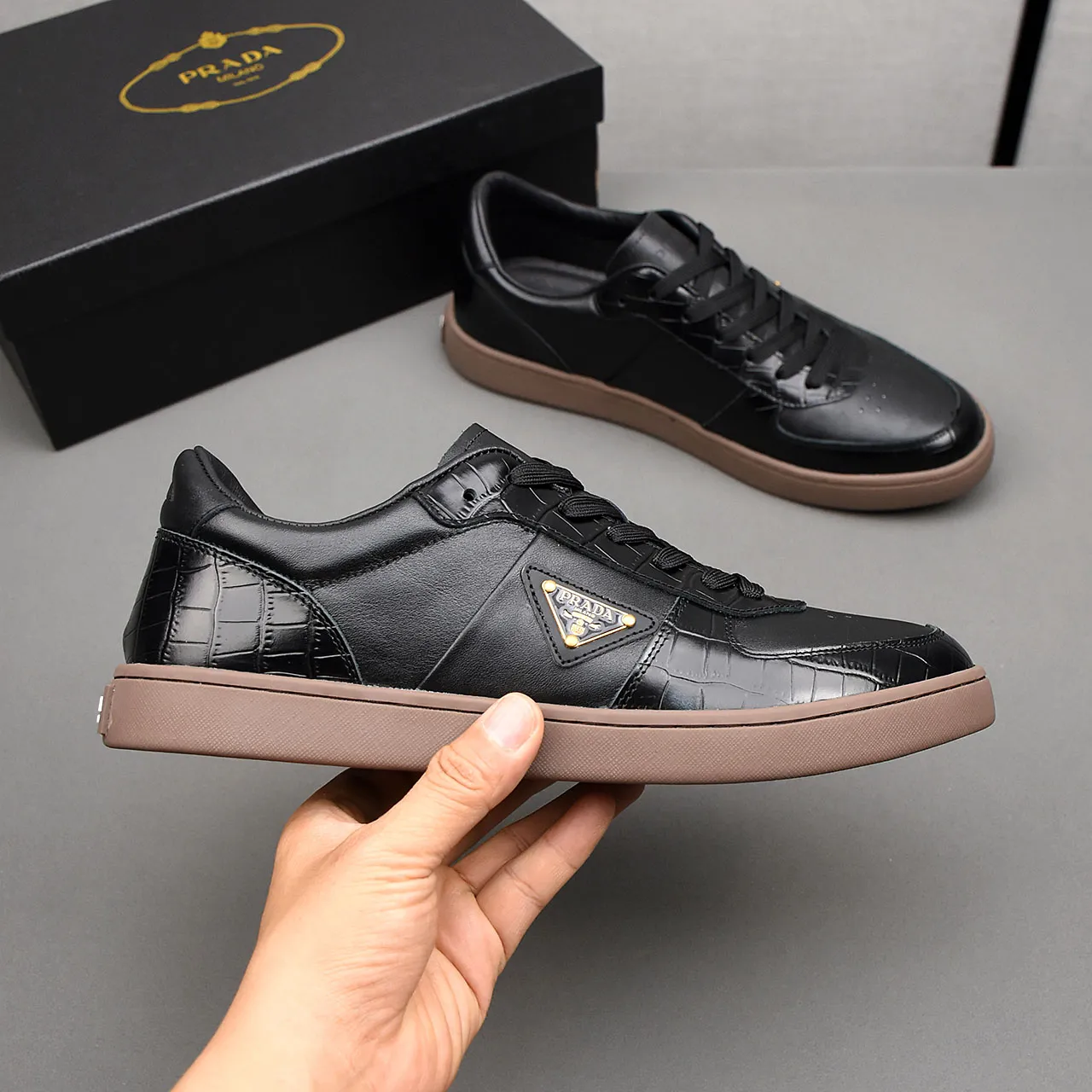 PP400👟👟👟Prada set off the audience! Prada, an international brand that is constantly innovating, this men's casual shoe, the original version, made of cowhide leather at a ratio of one to one at the store, with leather feet and rubber non-slip outsole, breathable and comfortable, quality speaks for itself👄38-44